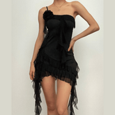 Einschultriges, unregelmäßiges Minikleid mit Blumenapplikation und Rüschen